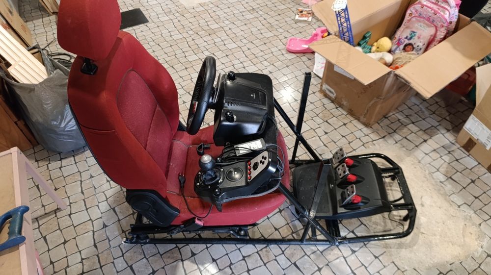 Banco com volante Logitech G27