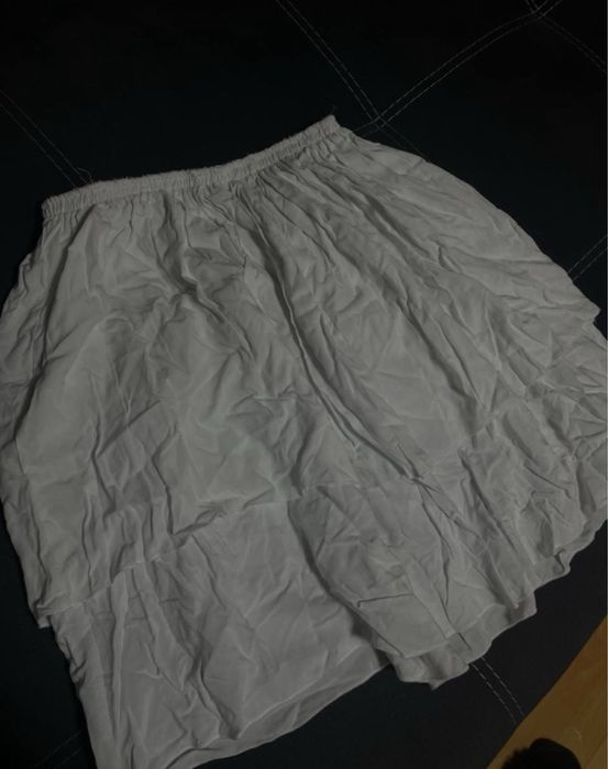 Біла спідничка міді