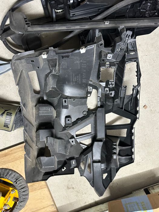 Кронштейн бампера 51118084655 bmw g60