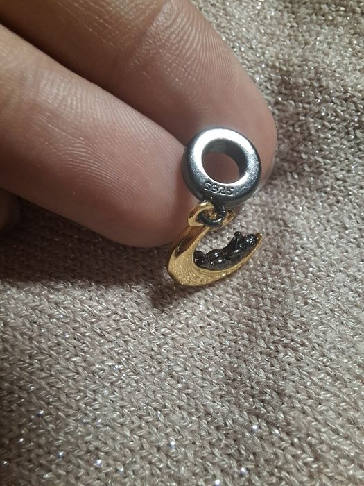 Piękny charms czarny kot na złotym księżycu