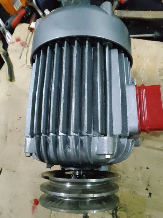 Motor elétrico trifásico