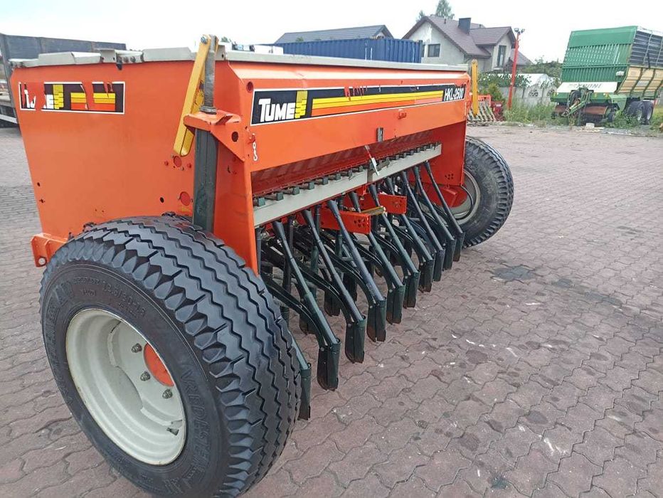 Siewnik zɓozowy z podsiewaczem nawozu. Dwu komorowy.2.5.m