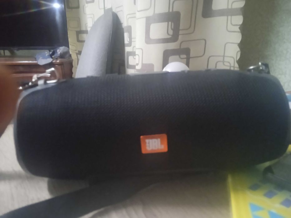 Колонка jbl середня