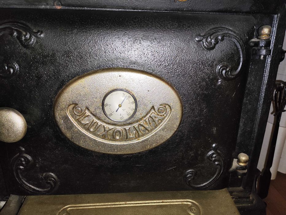 Fogão a Lenha rustico, com caldeira de água quente e forno.