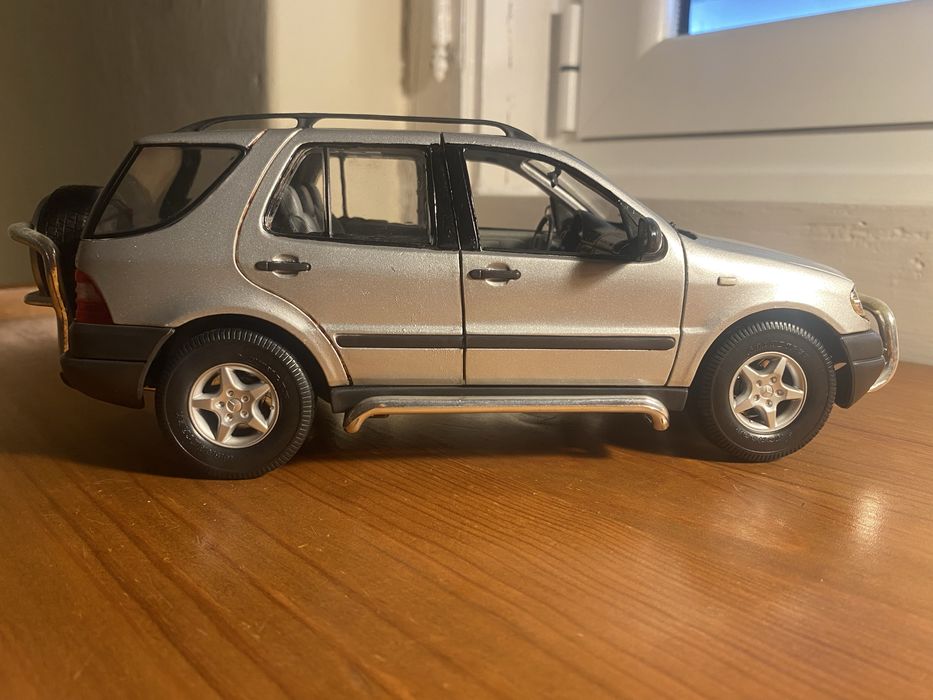 Carro miniatura Mercedes-Benz ML 320 - Maisto - Escala 1/18