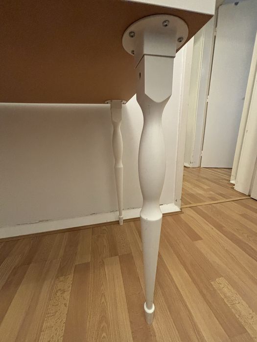 Vendo secretaria branca com pequenas marcas  de uso por 20€