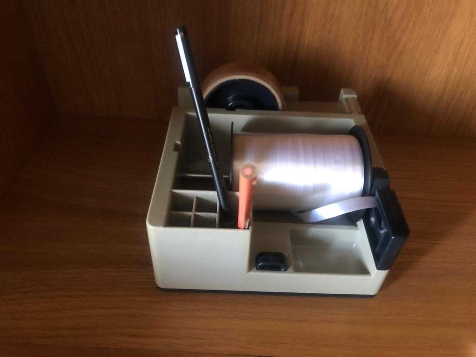 Dispensador de fita adesiva e de embrulho