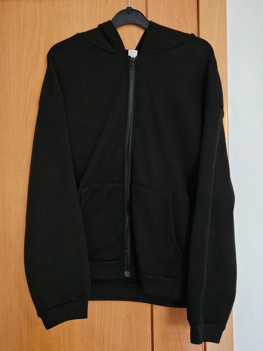 Casaco preto com fecho e pelo por dentro