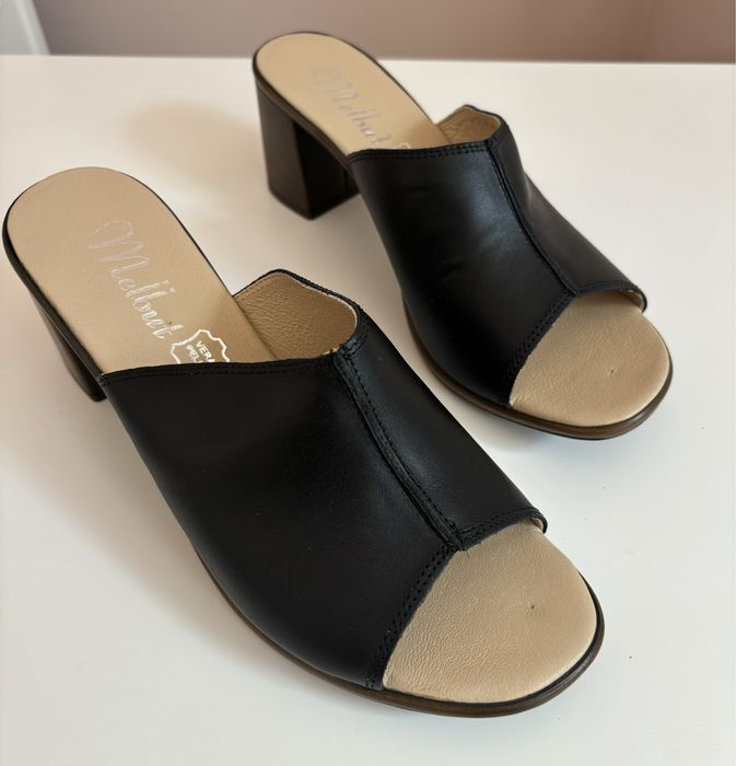 Klapki czarne na obcasie