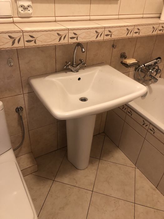 Komplet bialej ceramiki lazienkowej