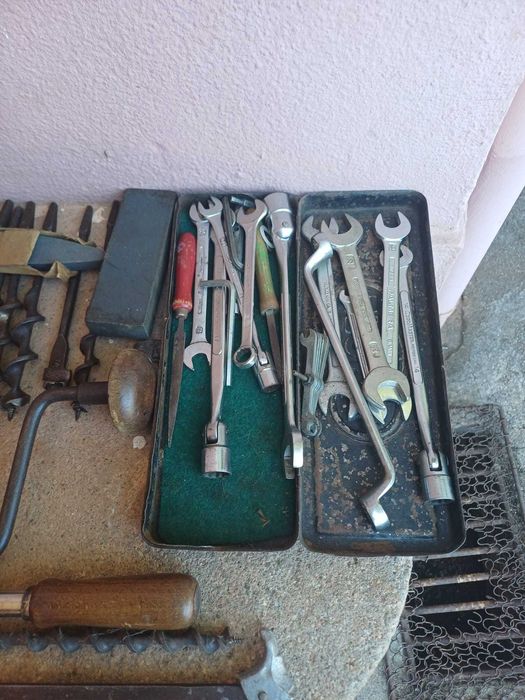 Conjunto de ferramentas, antigas e sobretudo de carpinteiro