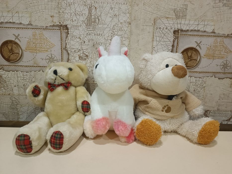 М'які іграшки, ведмеді та єдиноріг