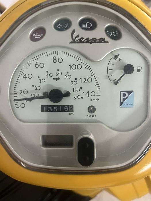 Vespa lx 125 yellow