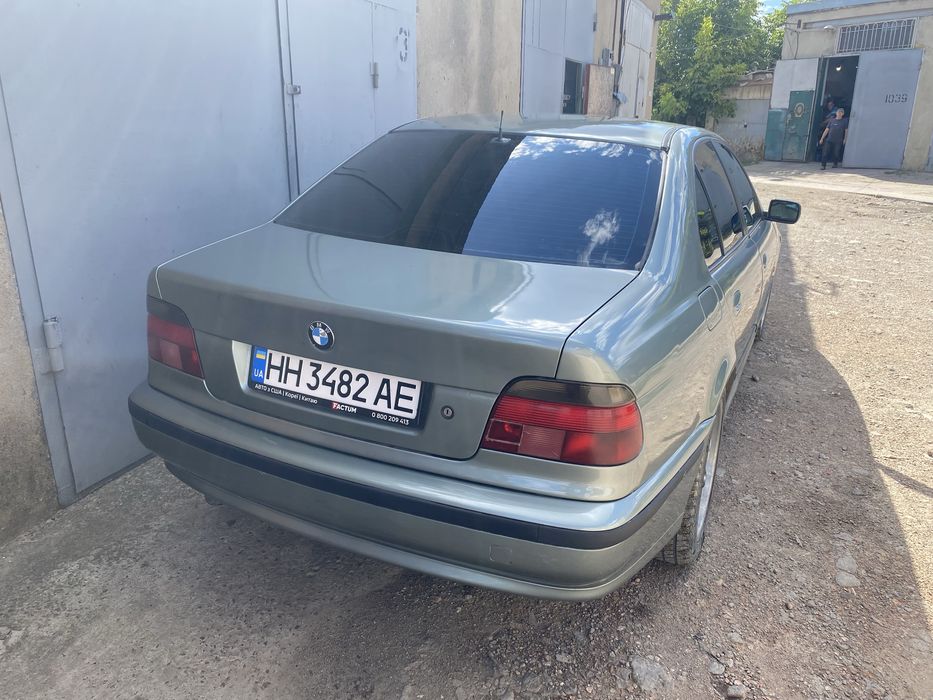 BMW e39 535i.