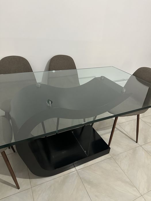 Mesa de jantar em vidro e base de madeira. 1.60 por 90.