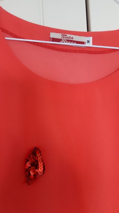 Blusa coral com aplique em lantejoulas e cinto mesmo tecido