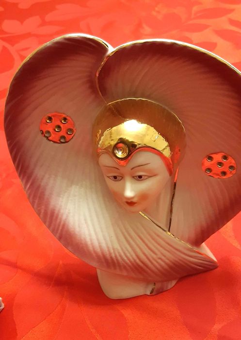 Estatuetas de divas em porcelana.