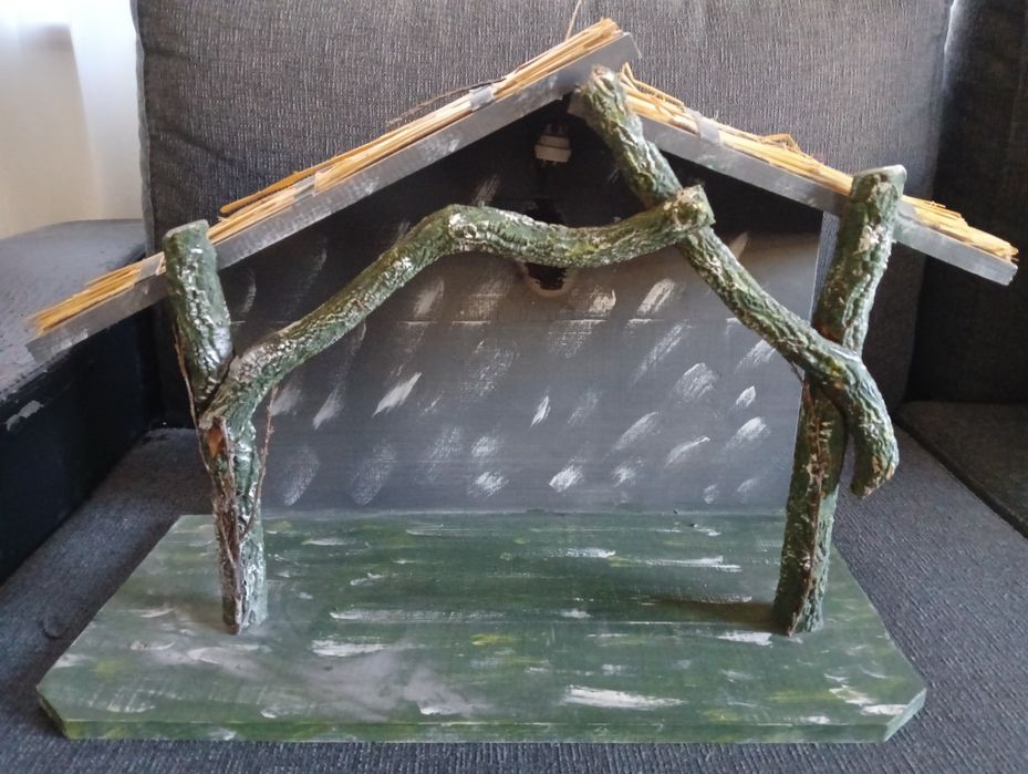 Presépio artesanal com um design rústicoe natural.

- Base em madeira