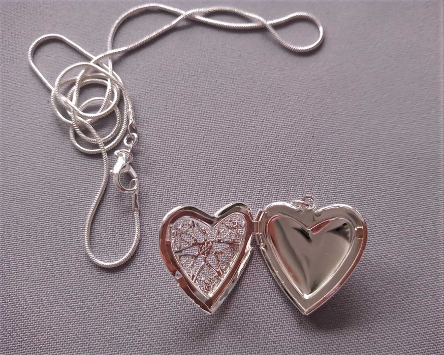 Piękny posrebrzany naszyjnik sekretnik