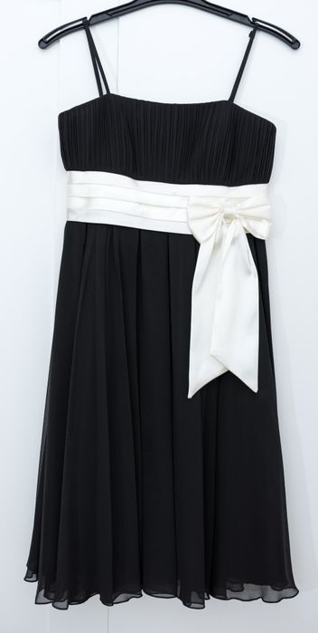 Czarna zwiewna sukienka.