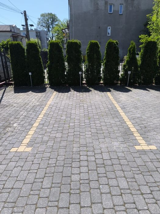 Konfortowy pokój urządzony dla pary z balkonem i parkingiem .