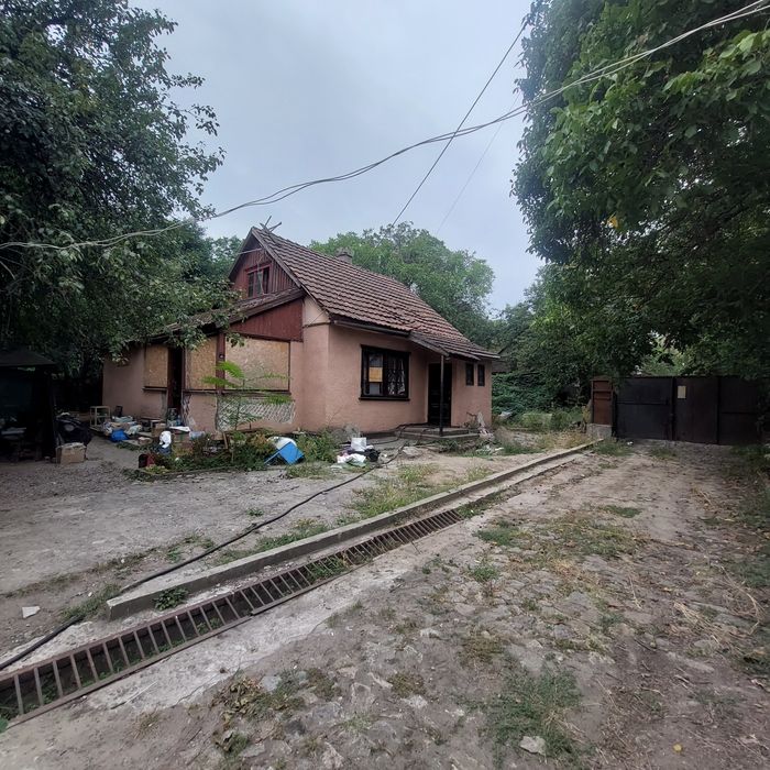 Будинок подобово. Центр. 6-8 людей. Окремий двір. Мангал.