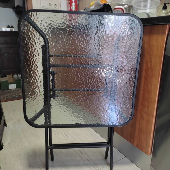 Mesa muito robusta, de fechar, com 2 cadeiras