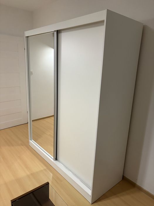 Szafa przesuwna z lustrem