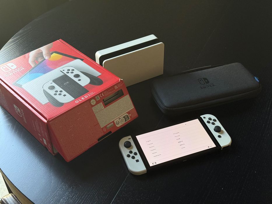 Nintendo Switch OLED biały — komplet, pudełko i etui