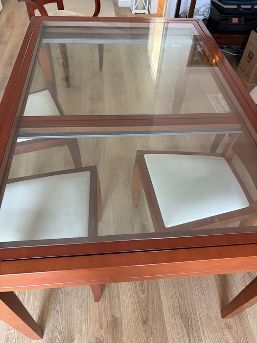 Mesa de jantar extensivel, 4 cadeiras e 2 cadeirōes