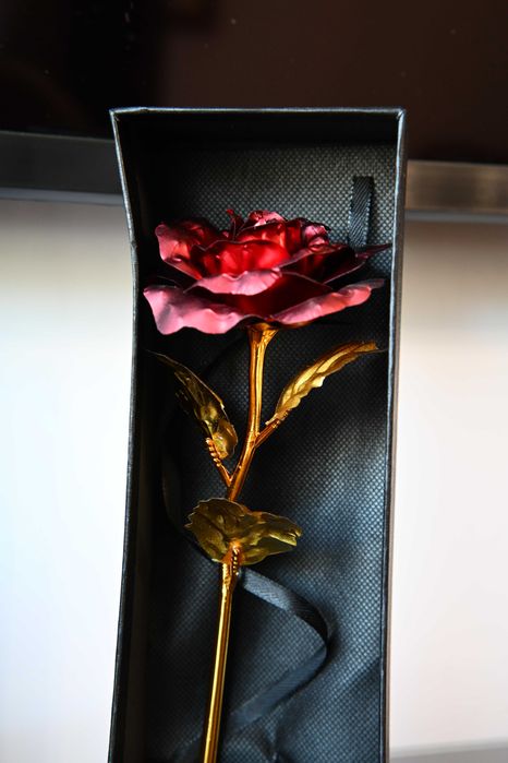Rosa Decorativa Vermelha e Dourada