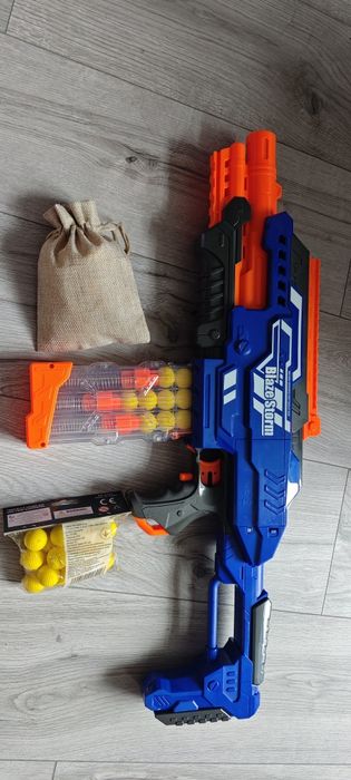 Іграшковий бластер з м'якими кульками в стилі Nerf