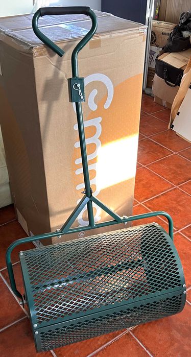 Rolo para espalhar composto na relva