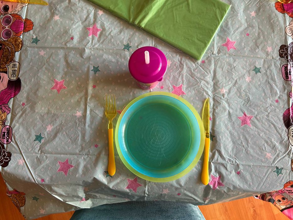 conjunto de pratos, talheres, copos e toalhas de mesa, de plastico (criança)