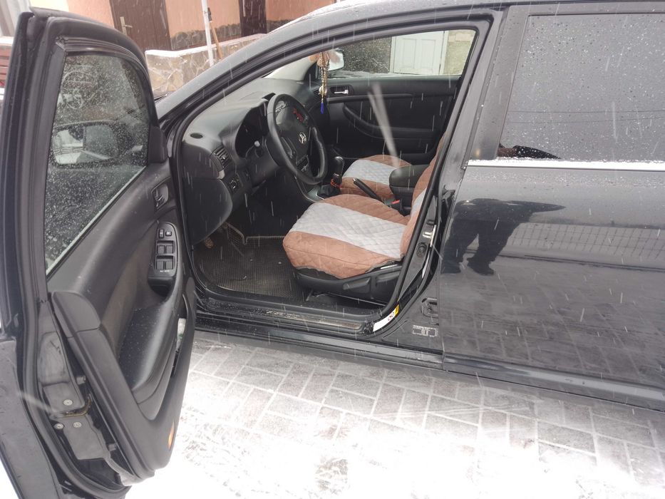 Тойота авенсіс 2005