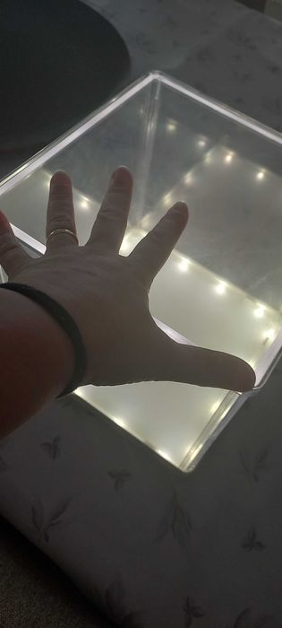 Caixa de acrílico cúbica com luz led para montras ou exposição coleções