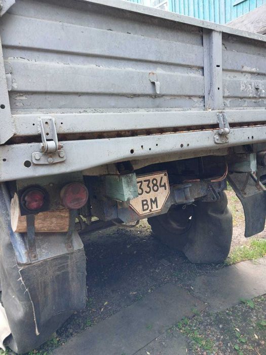 Саморобний трактор з плугами та причепом