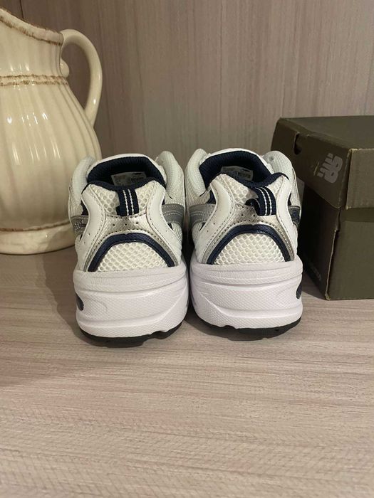 Białe tenisówki New Balance 530 w rozmiarze 39