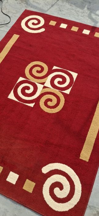 Tapete Moderno Vermelho e Dourado (1.60m x 2.20m) – Excelente Estado