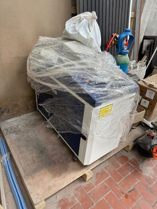 Máquina multifunções 4 em 1 de 2000 W para soldadura, limpeza e corte a laser.