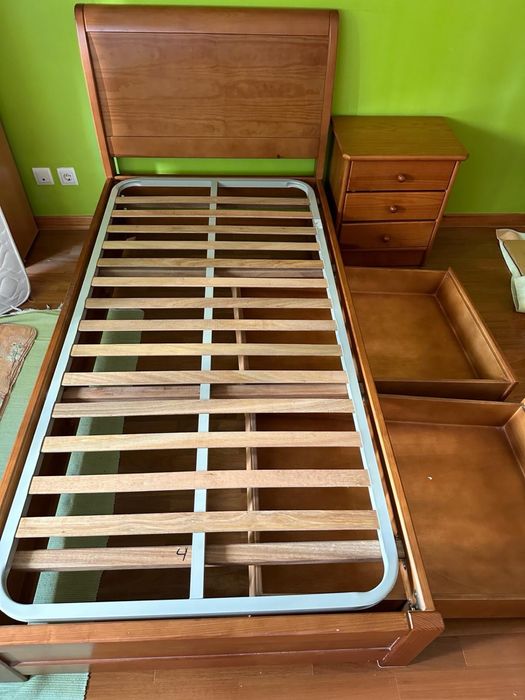 Cama de solteiro em pinho - tudo incluído