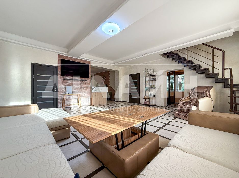 Преміум будинок на Дніпровскій , 250 м2 , 15 сот