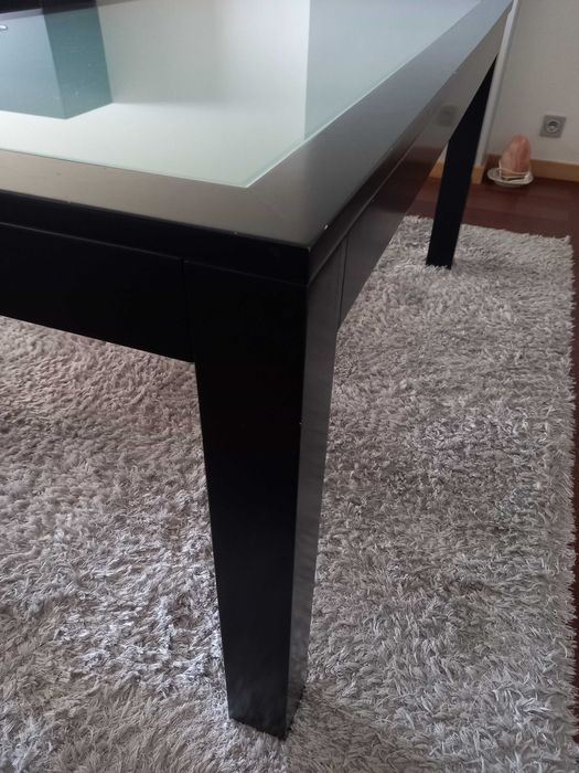 Mesa jantar retangular cor preta lacada e vidro fosco