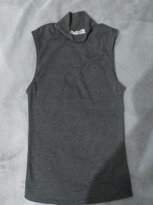 Bluzeczka bez rękawów z małym golfikiem