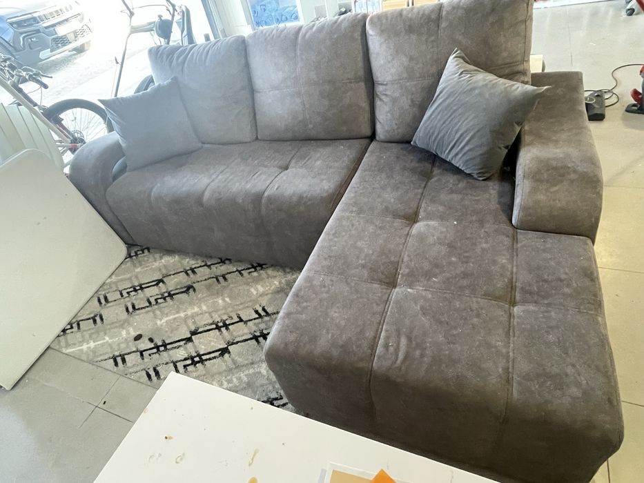 Sofa de canto cinzento