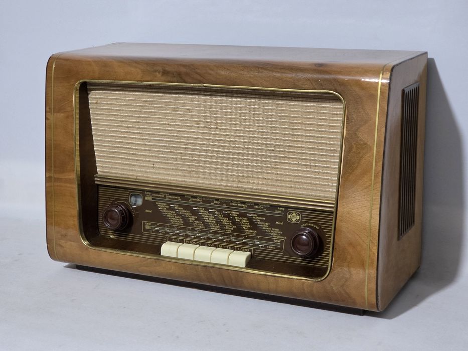 Rádio antigo reparado EMUD