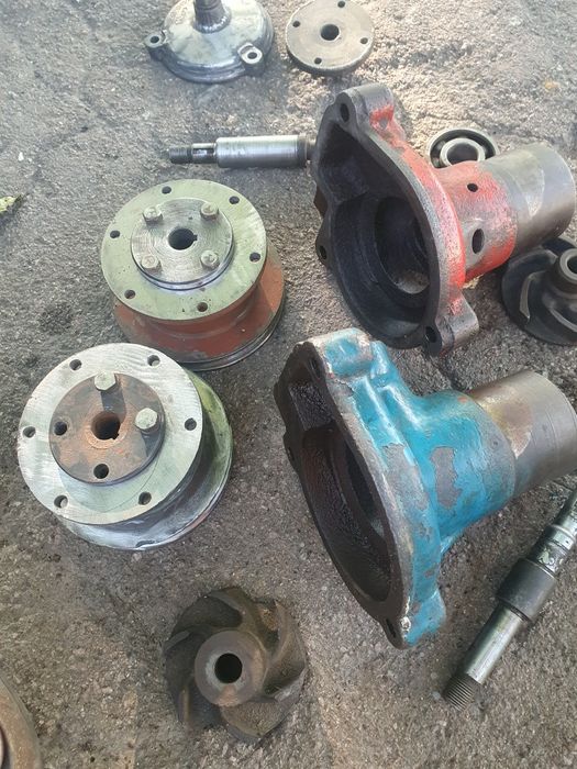 Корпуса і шківи водяного насоса для двигуна д240 д245.