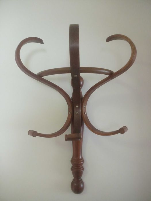 Stylowy drewniany wieszak ścienny z giętego drewna