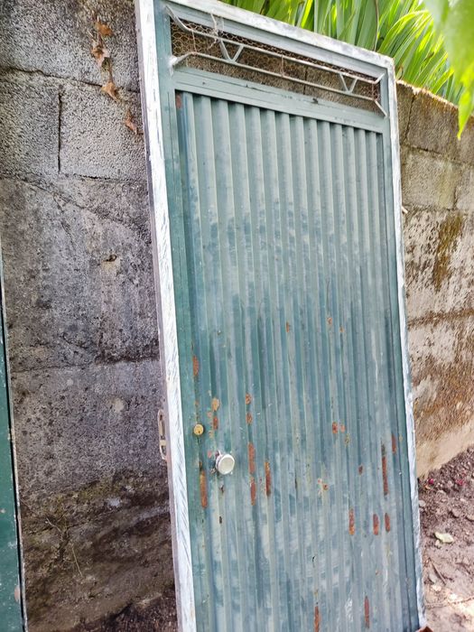 Portas de ferro com aro respetivo e fechadura
