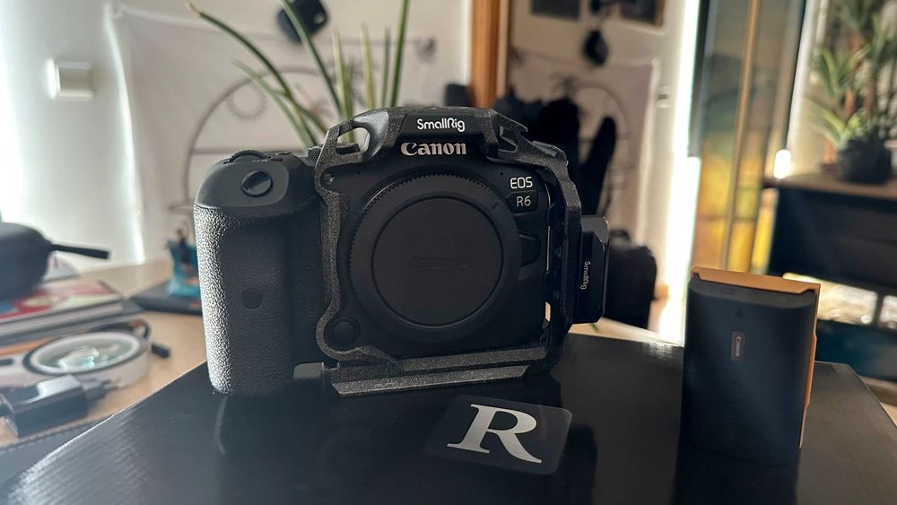 Canon R6 com acessórios originais (como nova)